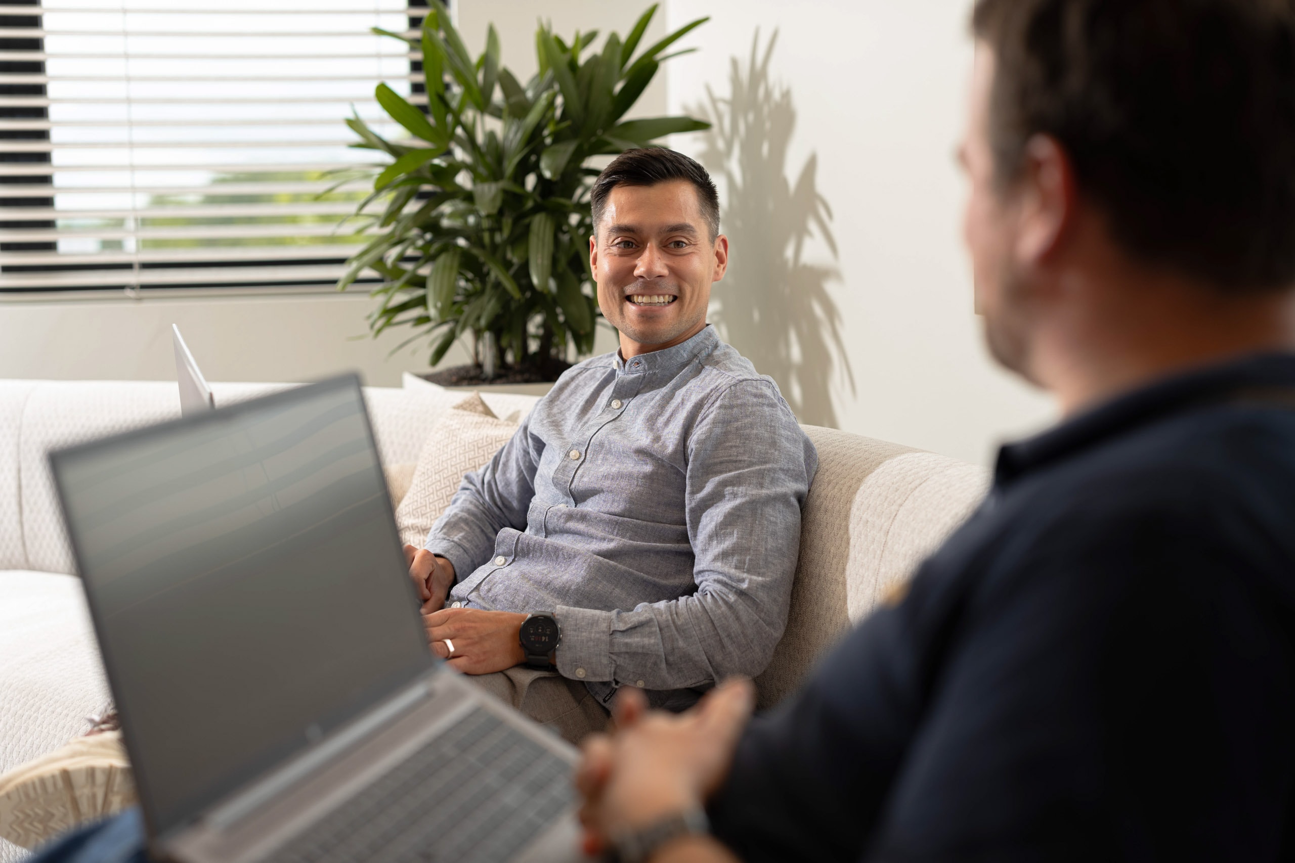 Collega glimlacht laptop overleg accountone