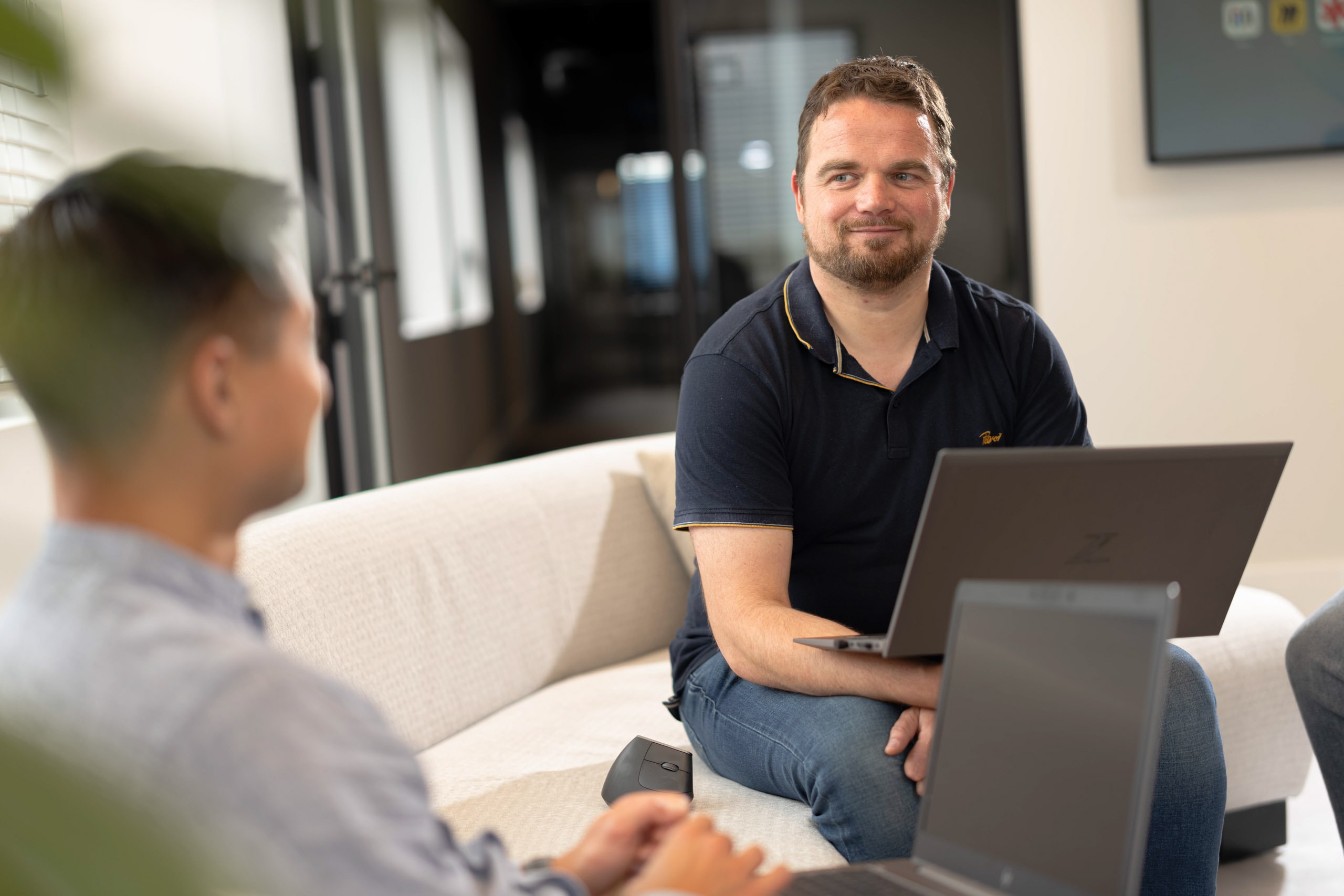 Collega laptop glimlach kantoor accountone