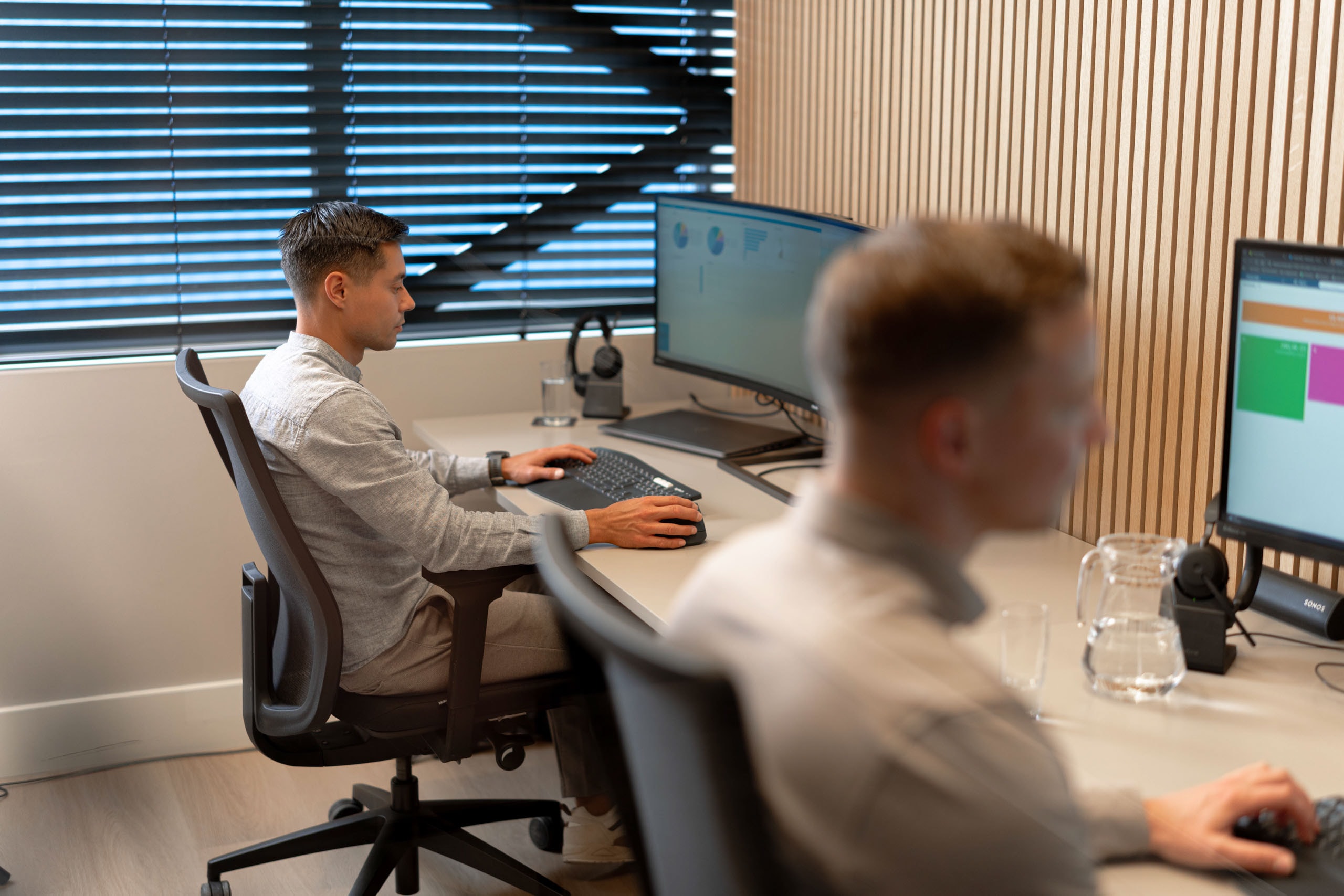 Collega typen dashboard scherm kantoortuin accountone