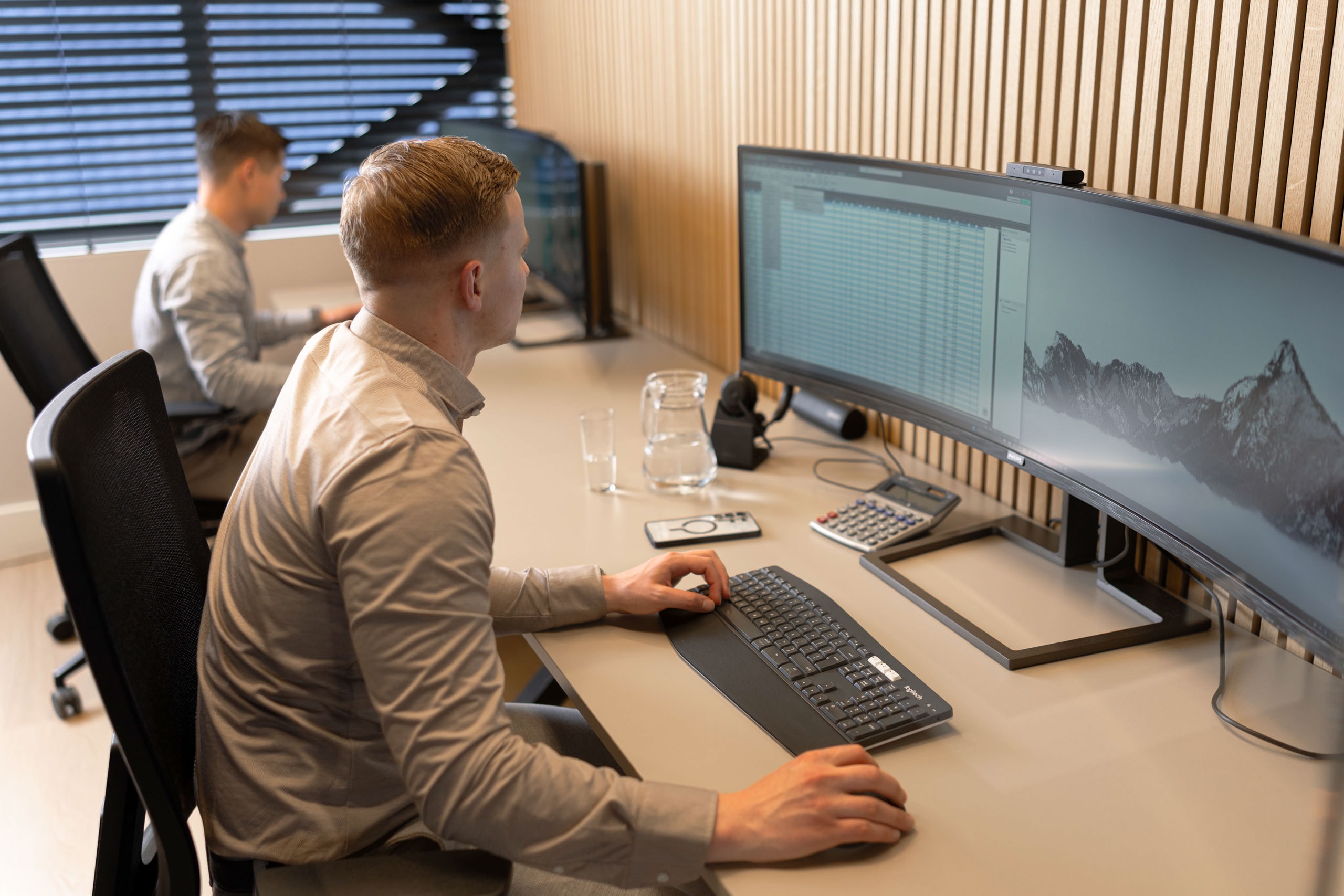 Medewerker werkt op pc met Excel Add-in
