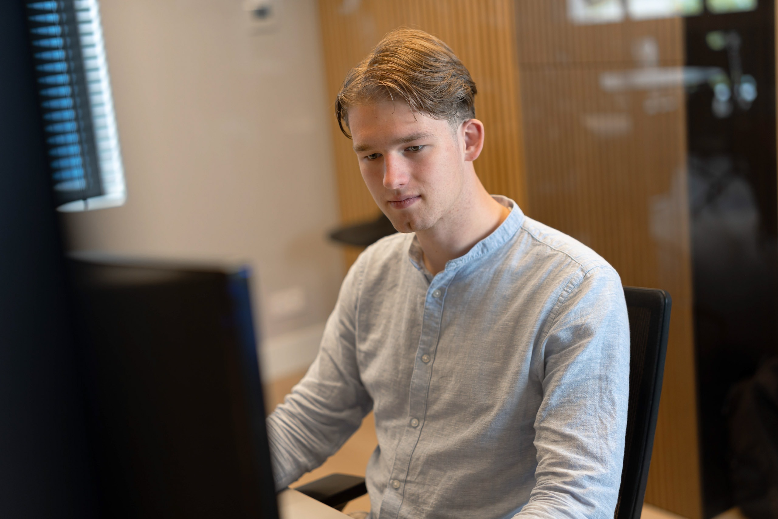 Medewerker achter computerscherm kantoor accountone