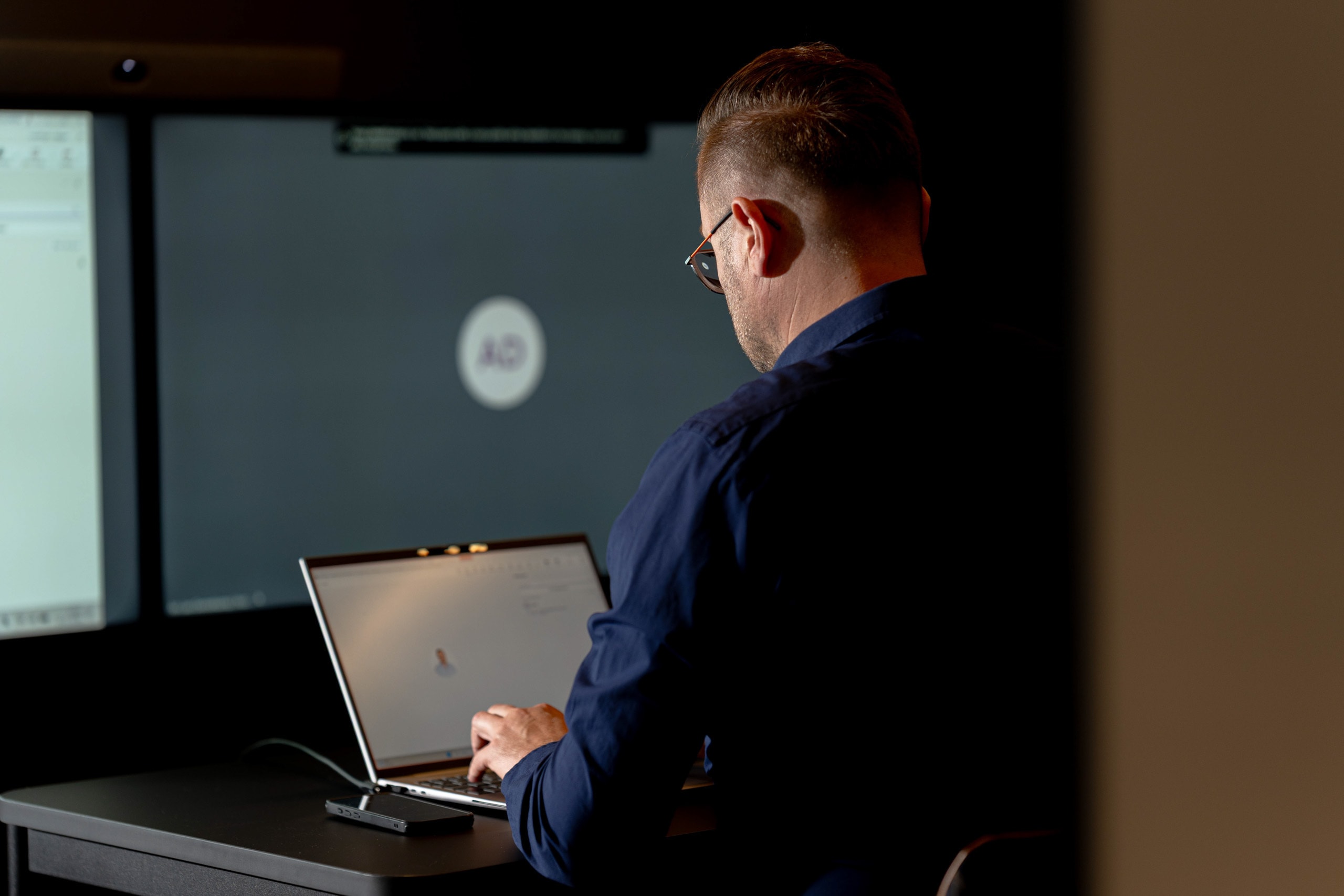 Medewerker avondwerk laptop kantoor accountone
