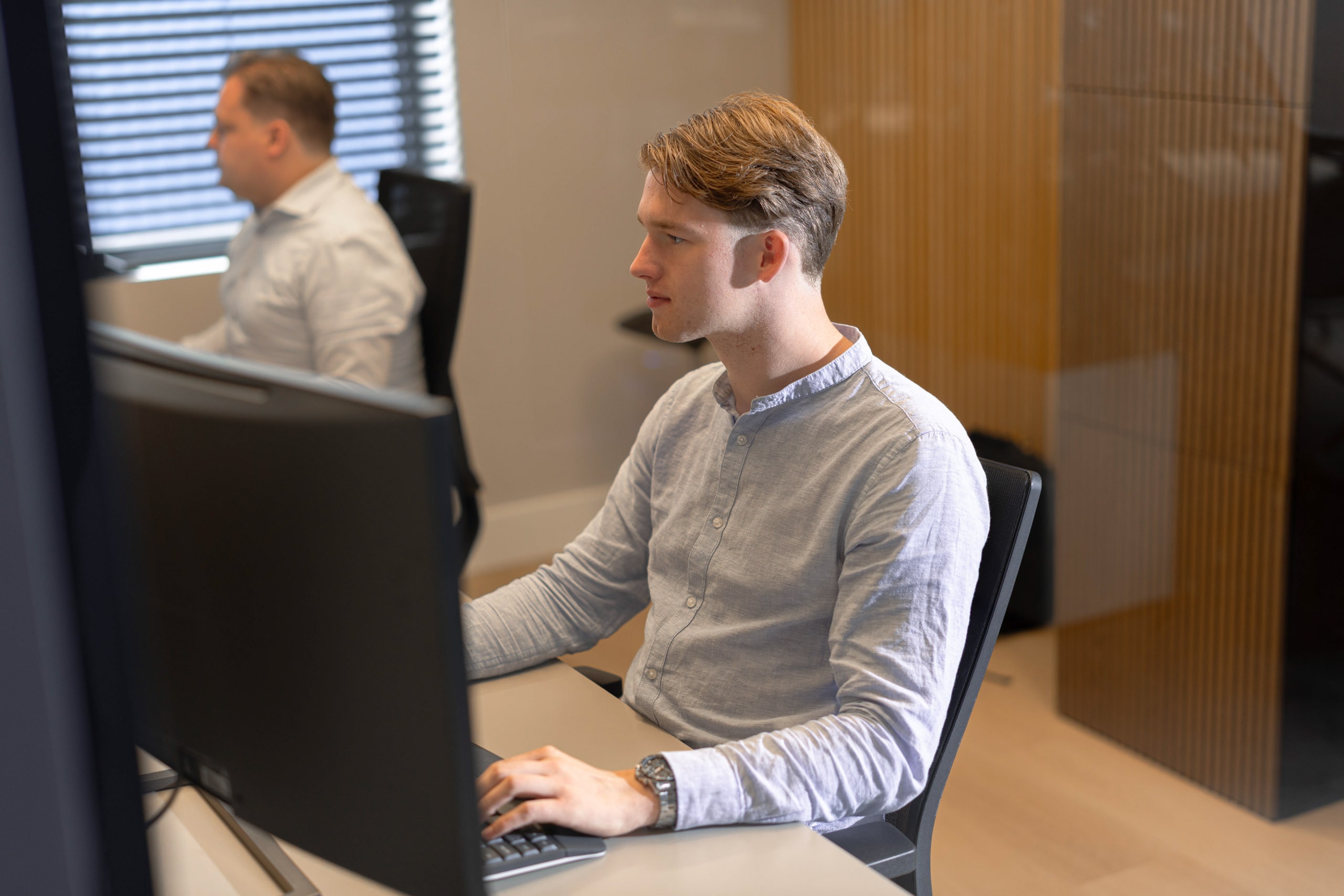 Medewerker geconcentreerd computerscherm kantoor accountone