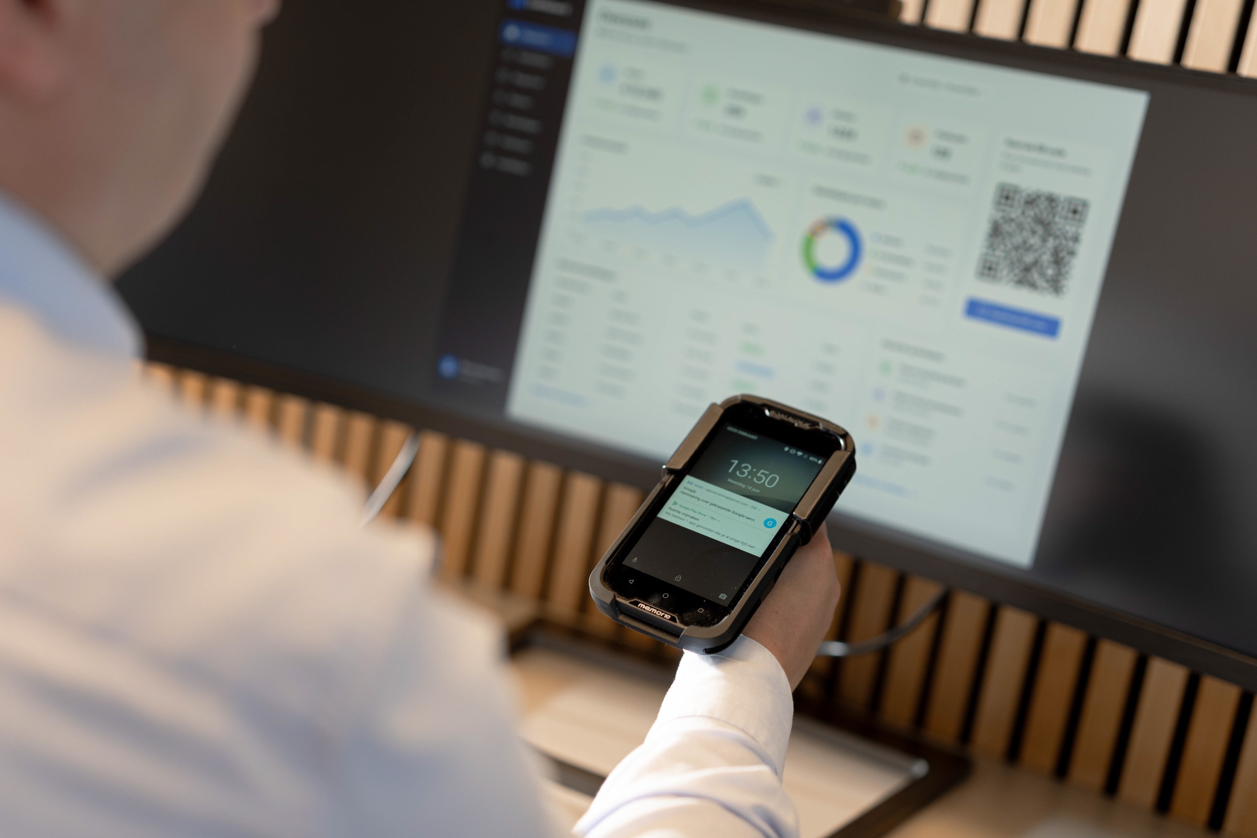 Medewerker handscanner dashboard app erp software accountone