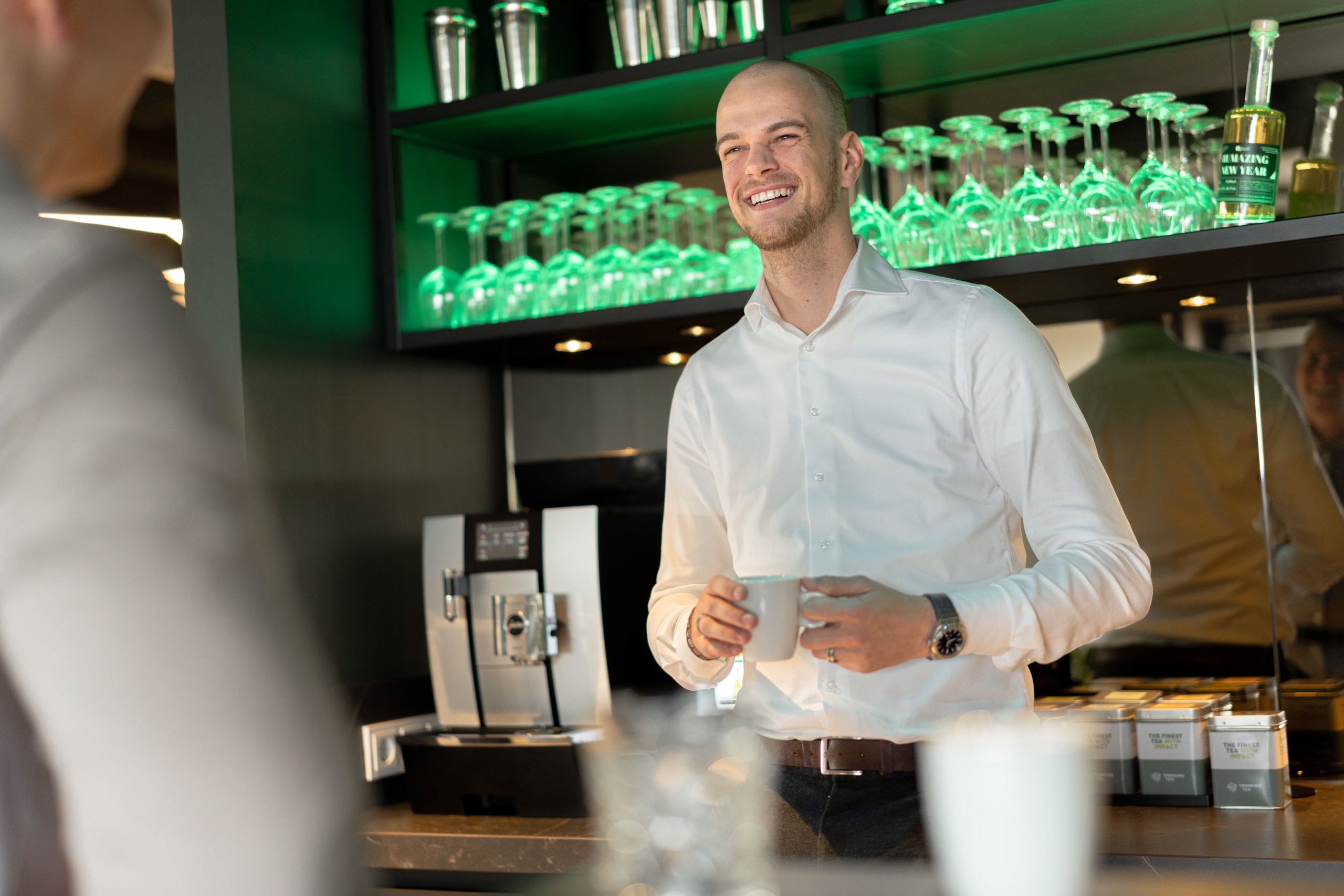 Medewerker koffie lachend bar accountone