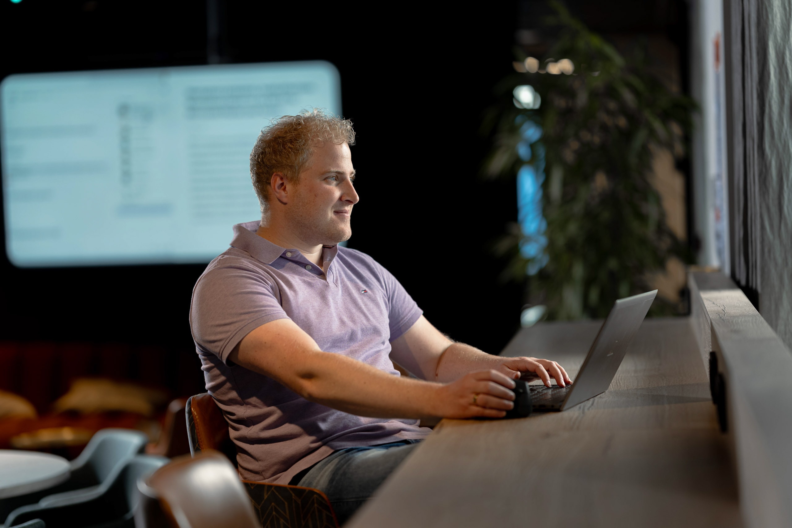 Medewerker laptop glimlacht kantoor accountone