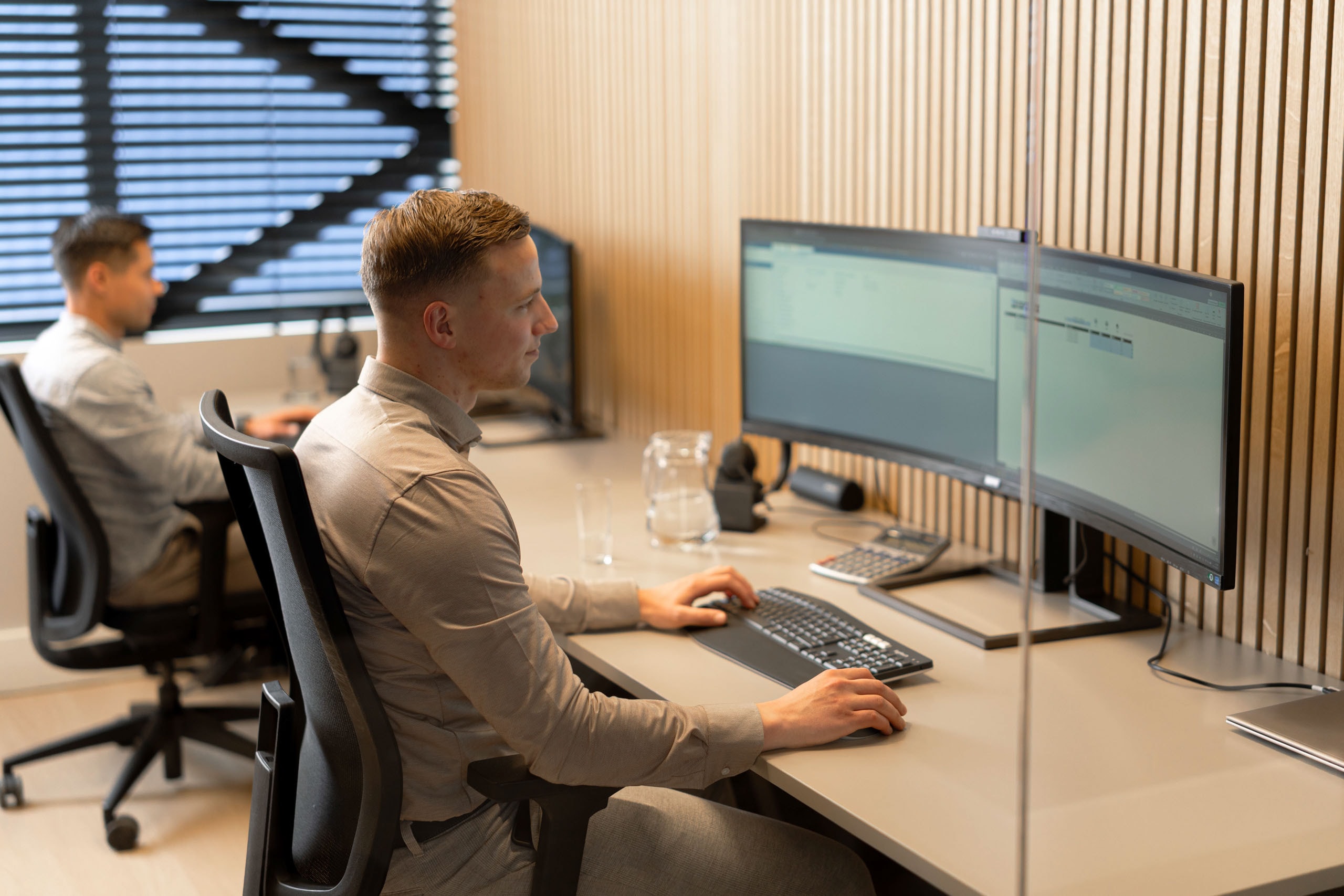 Medewerker typen toetsenbord breedbeeldscherm accountone
