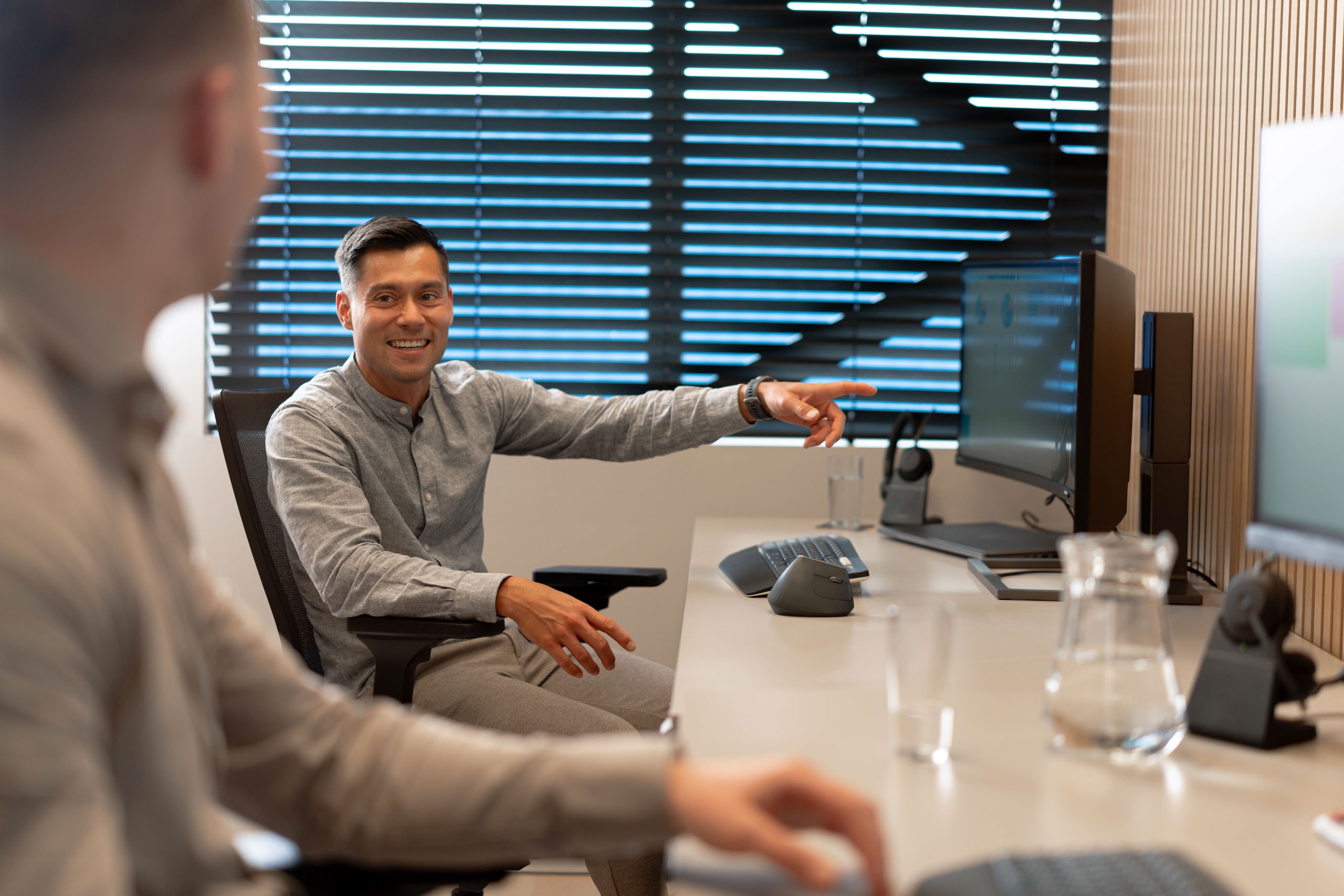 Medewerker uitleg rapportage dashboard collega accountone